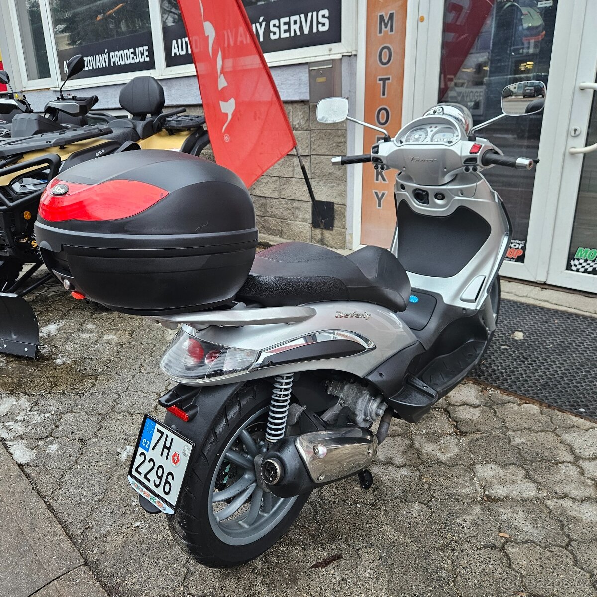 Piaggio Beverly 500, Topcase, 2x klíč - 11