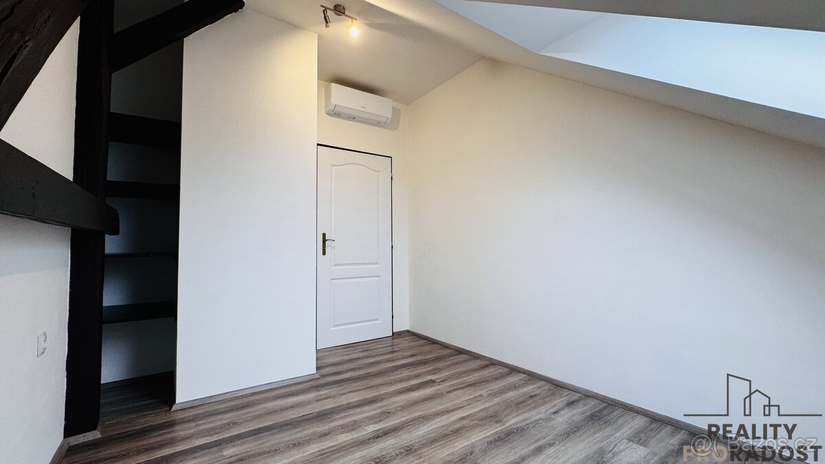 Pronájem prostorného podkrovního bytu 3+1 v Hodoníně – ulice - 11