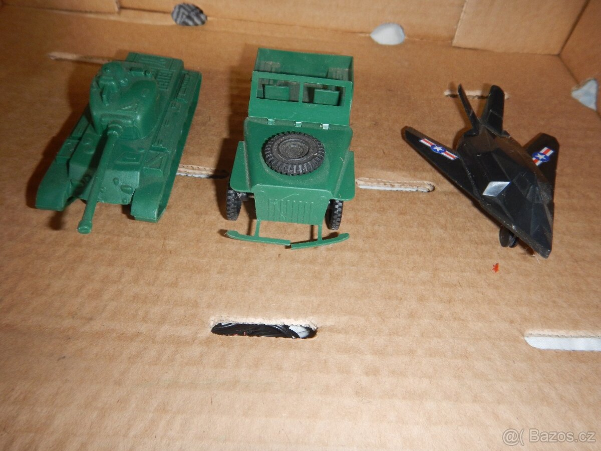 figurky vojáci, vojenská technika, vznášedlo, dělo - 11