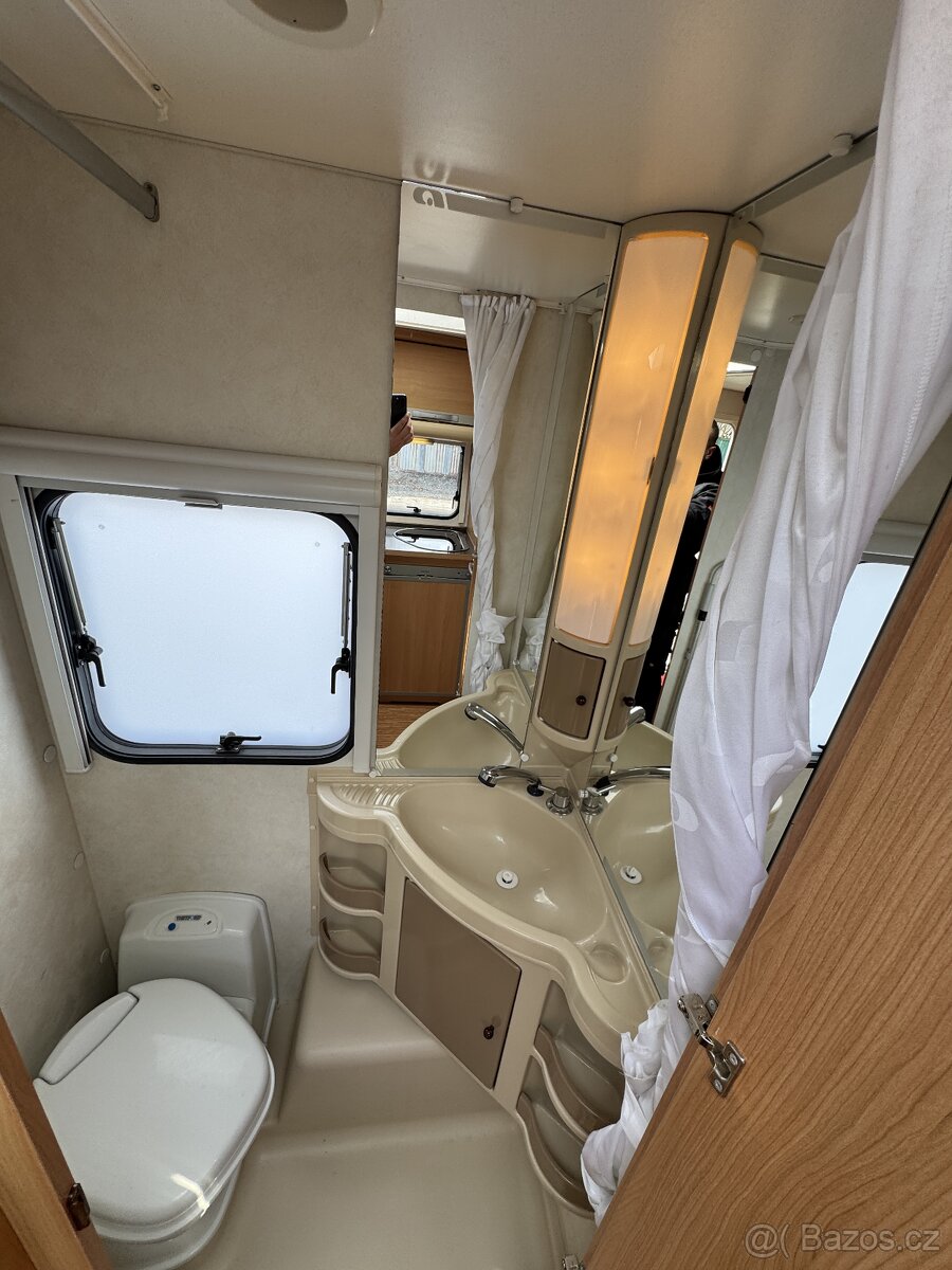 Adria Adora 563 PU ~ Královská postel - 11