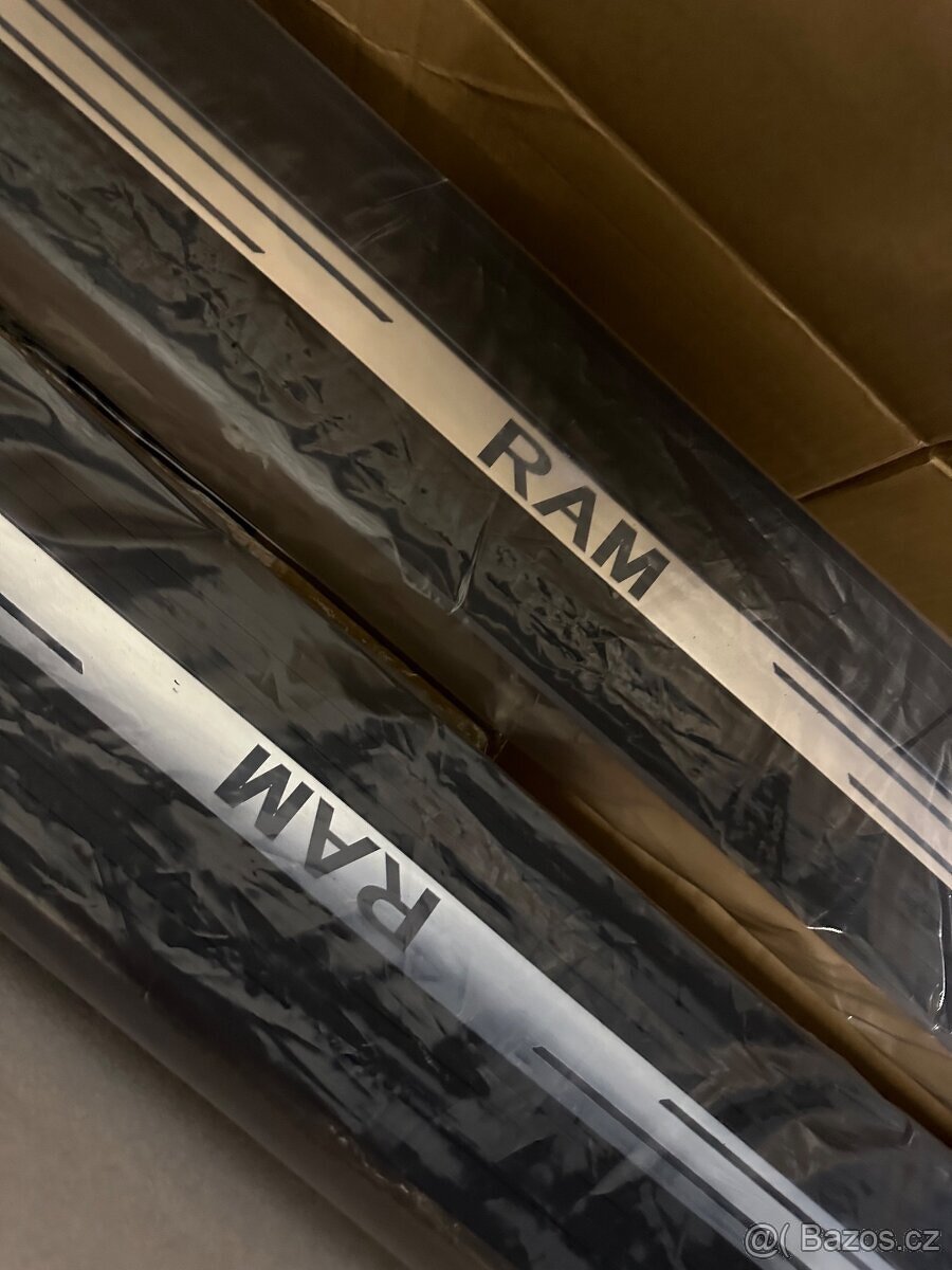 Elektrické vyjížděcí prahy Dodge Ram - 11