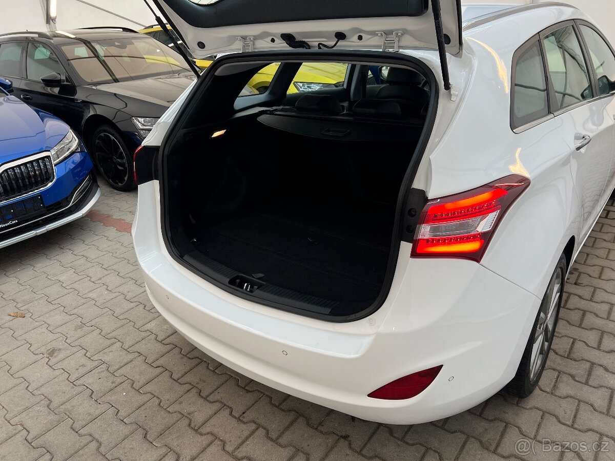 Hyundai i30 combi 1.6 CRDi,100 kW,manual,Style,AC,1maj,DPH - 11