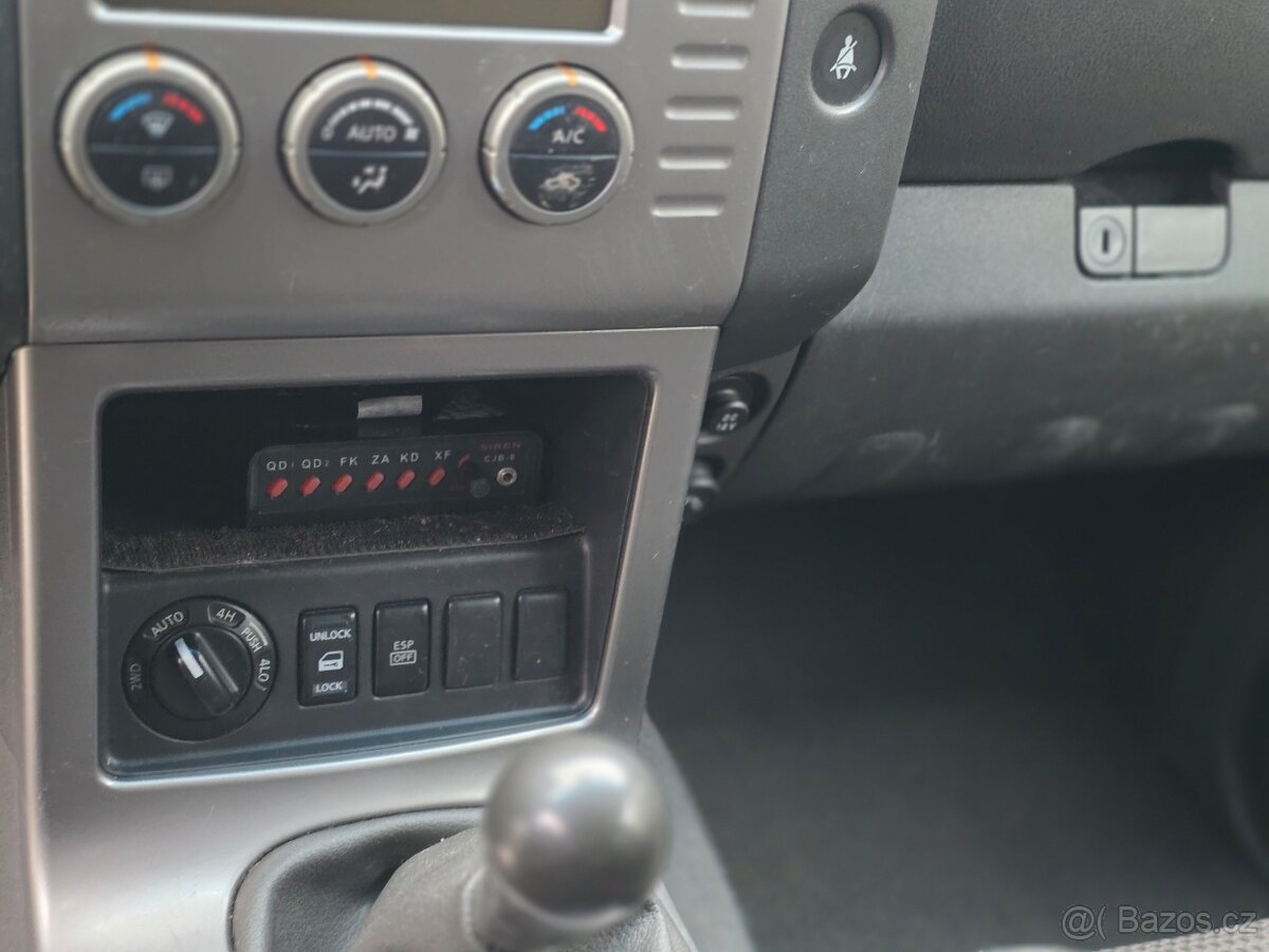 Nissan Pathfinder 2,5 DCi, 4X4,klima, 7 míst, tažné zařízení - 11