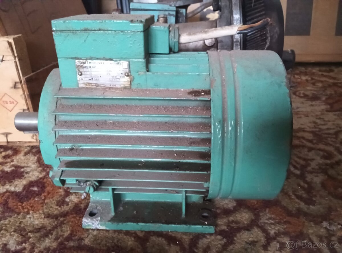 Staré motory, čerpadla, svěrák - 11