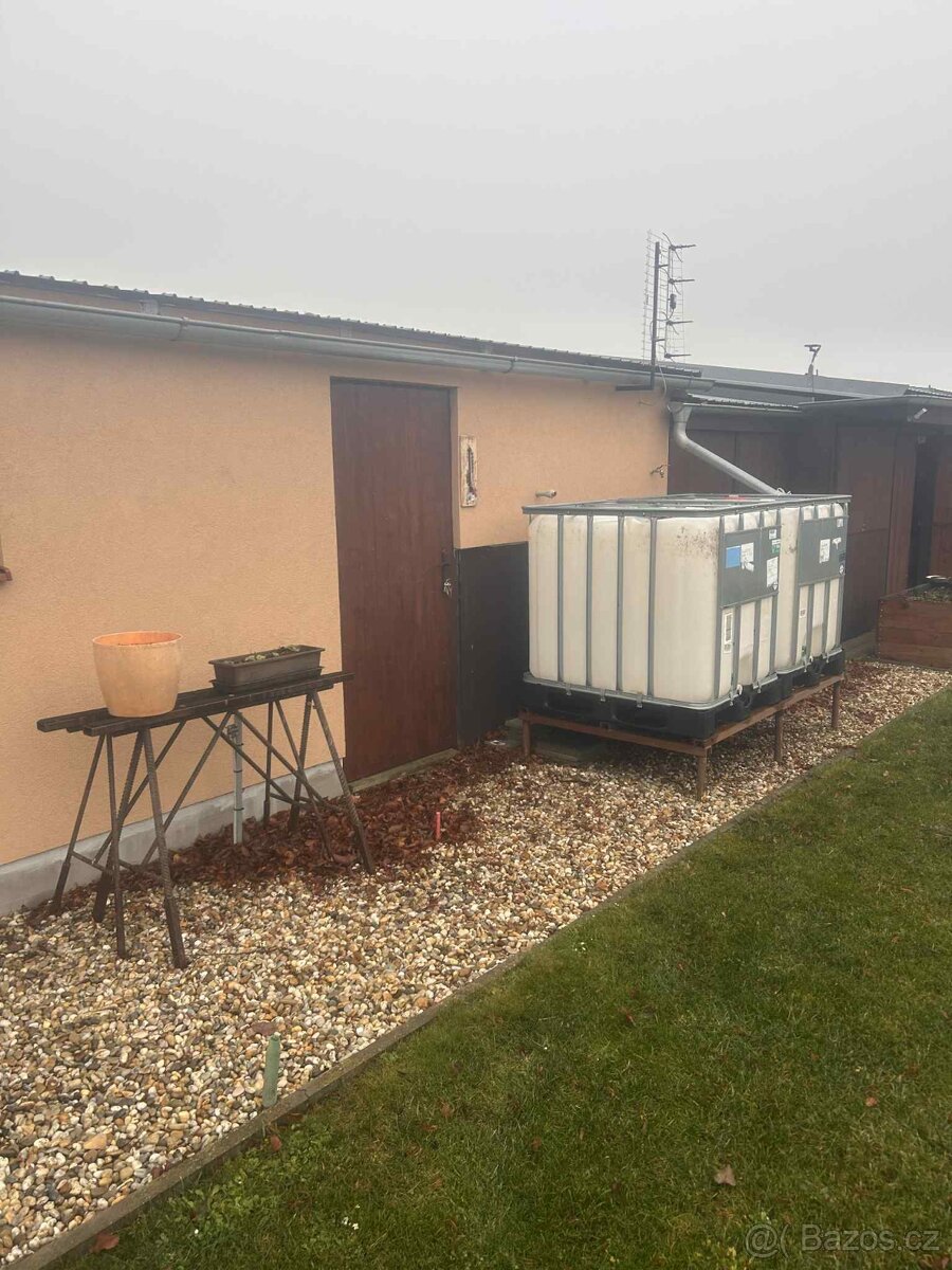 Slunná zahrada s bazénem, pergolou a technickým zázemím – Li - 11