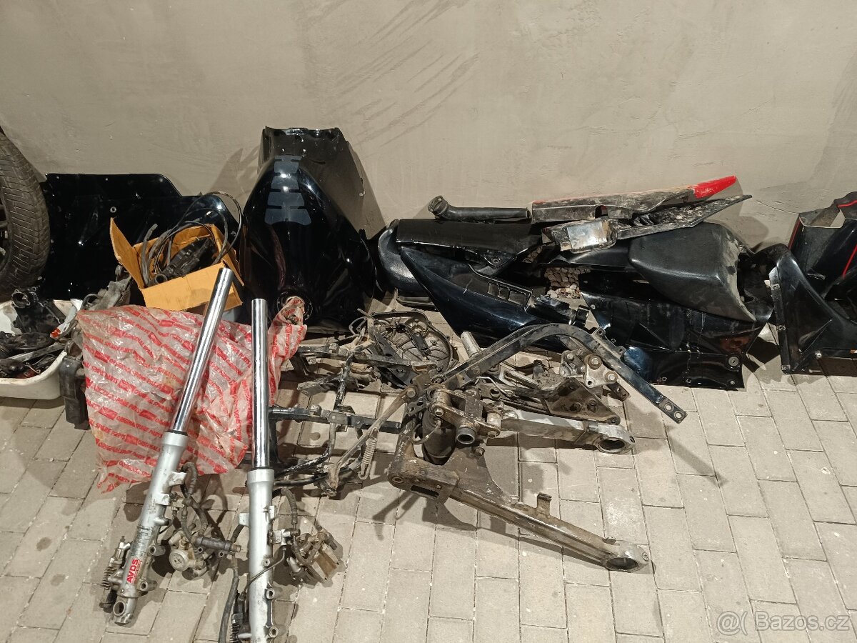 Kawasaki GPZ 1000RX - 11