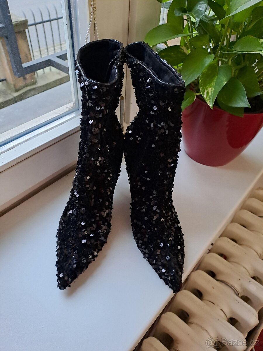 Černé flitrové kotníkové boty vel 39 jehlovém podpatku - 11