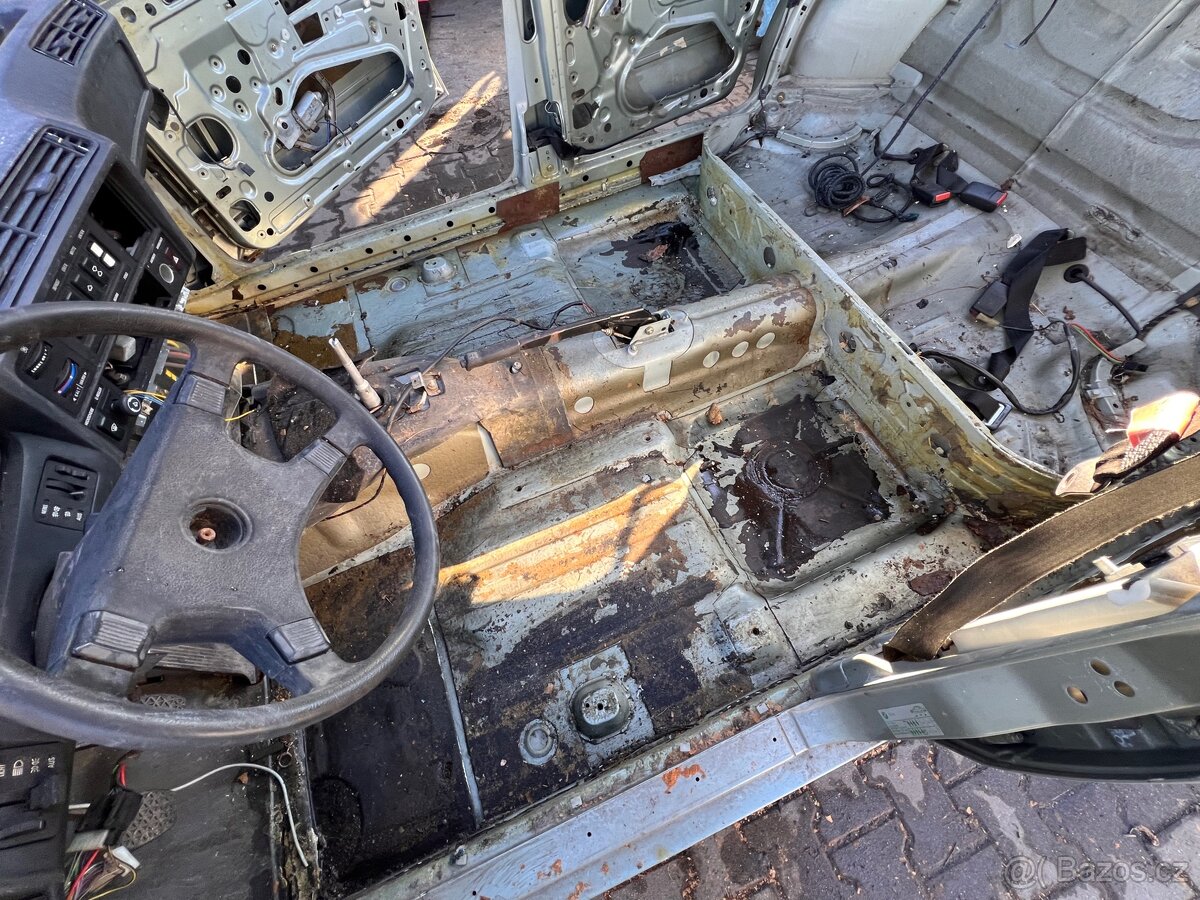 BMW E23 karoserie na kolech + díly - 11