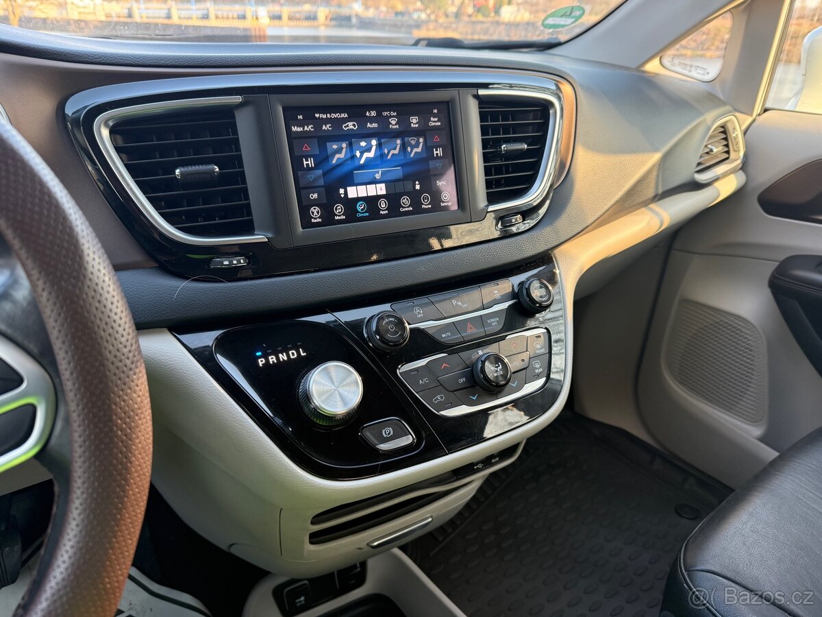 Chrysler Pacifica - 11