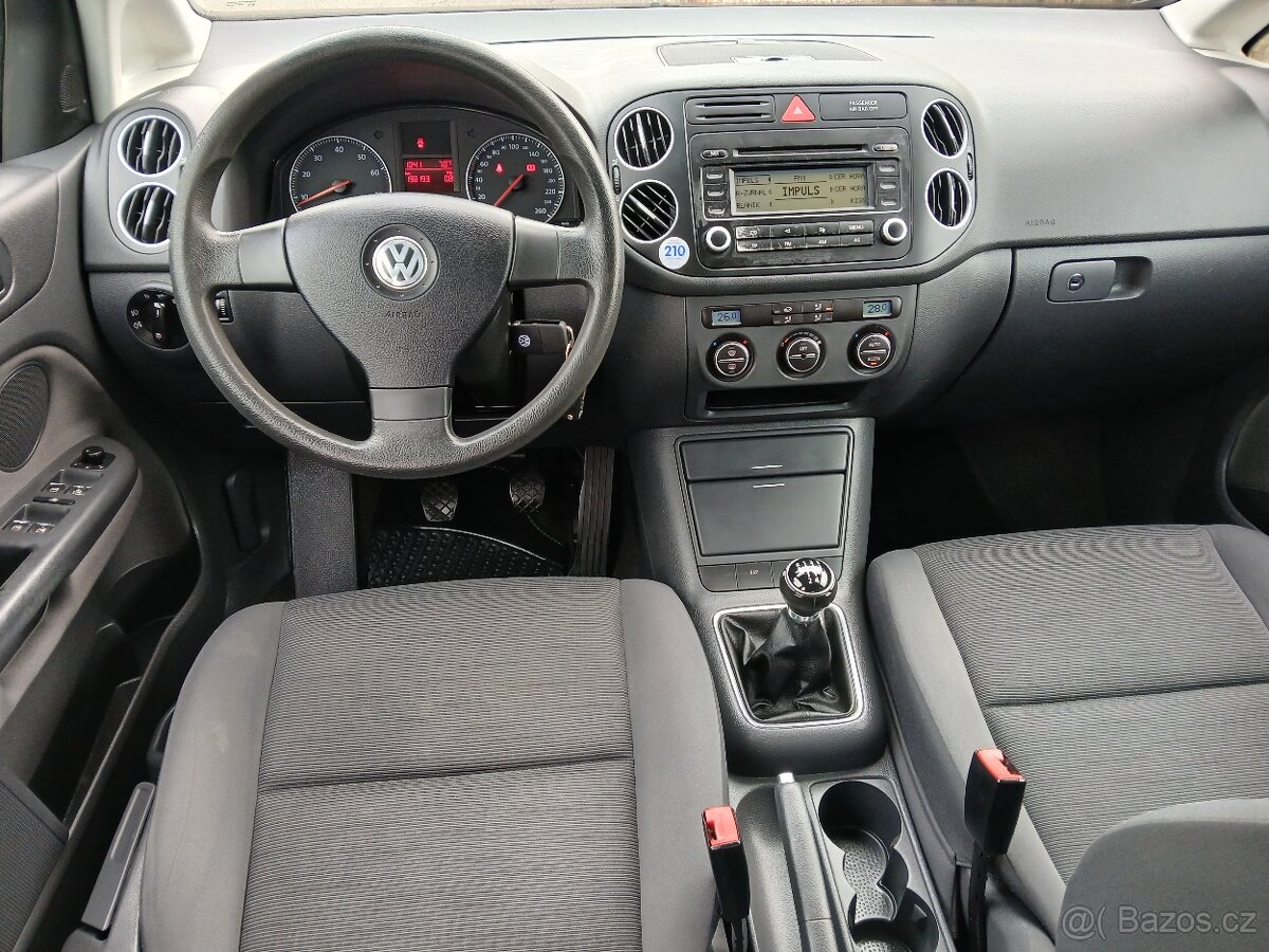 KRÁSNÝ GOLF PLUS 1.6 BENZÍN 1.MAJITELKA ZÁRUKA KM - 11