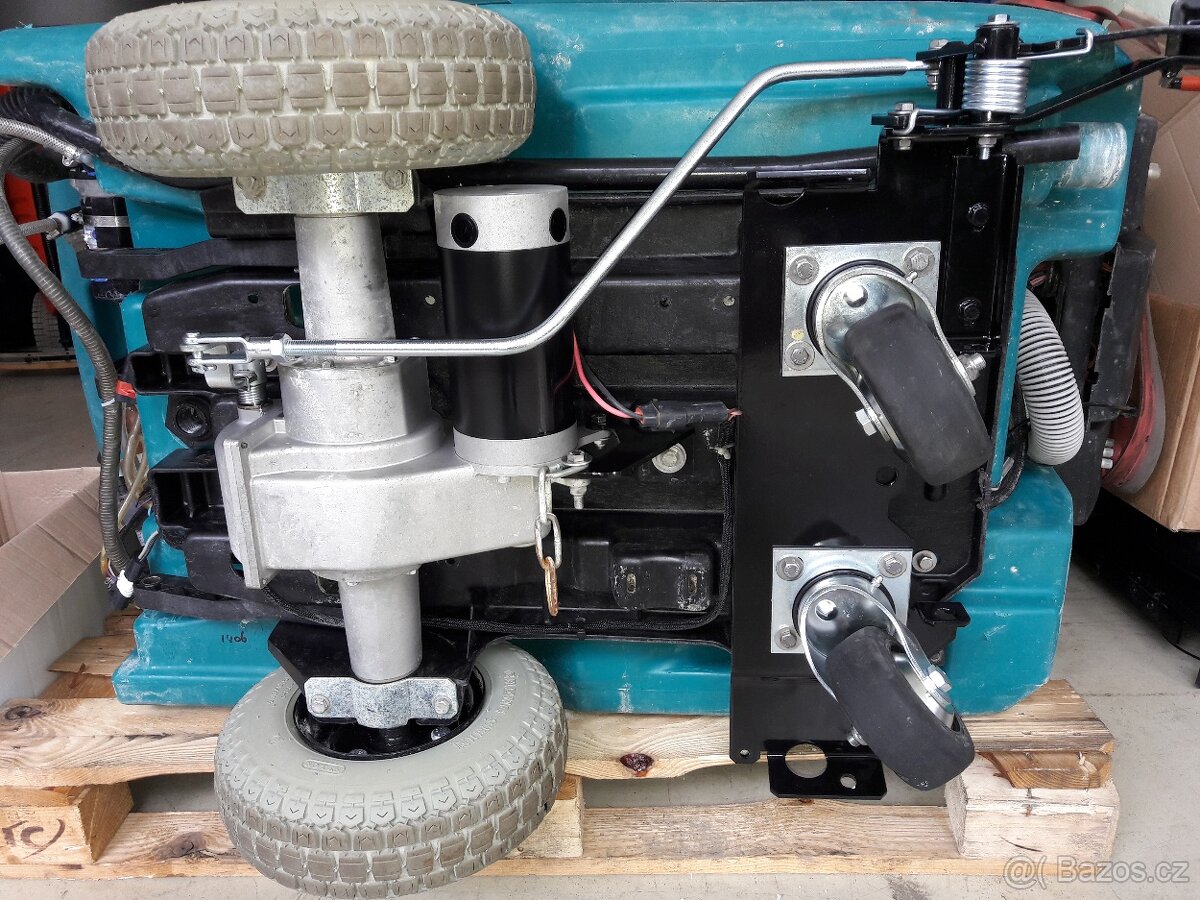 Podlahový mycí stroj Tennant 5680 Disk 80 s vl. pojezdem - 11