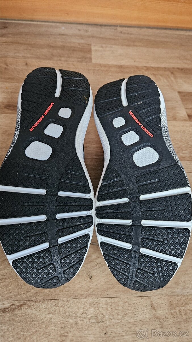 Under Armour UA...Unisexové boty
N - 11