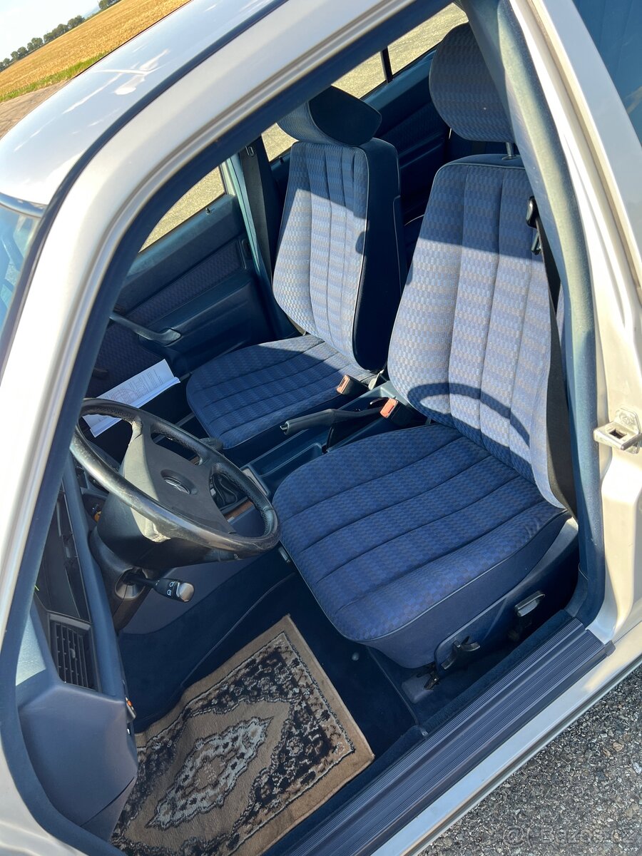 Mercedes-Benz 190 E 2.0i - 11