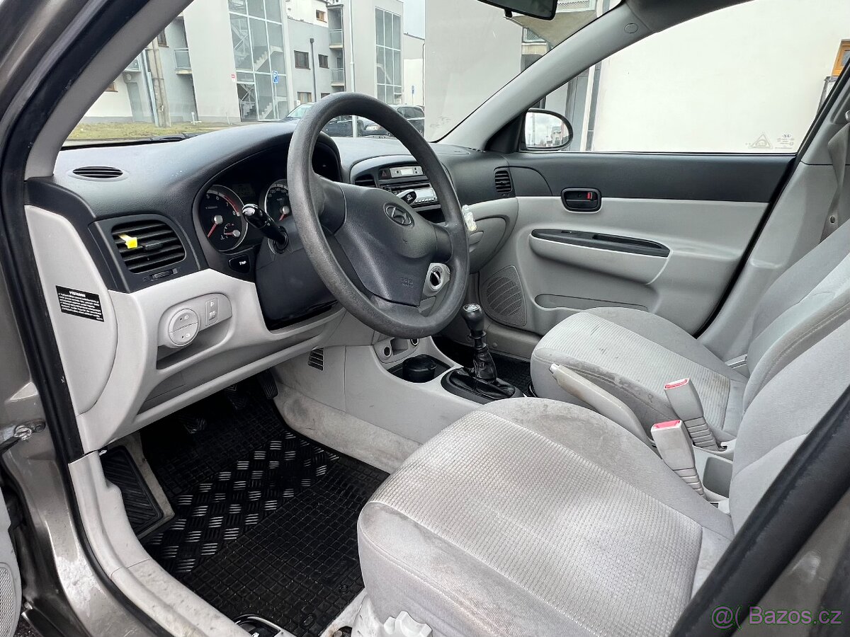 Hyundai Accent - 11