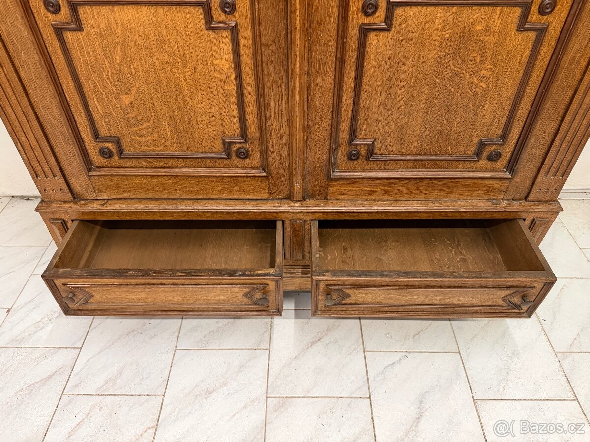 Starožitná šatní skříň - 11
