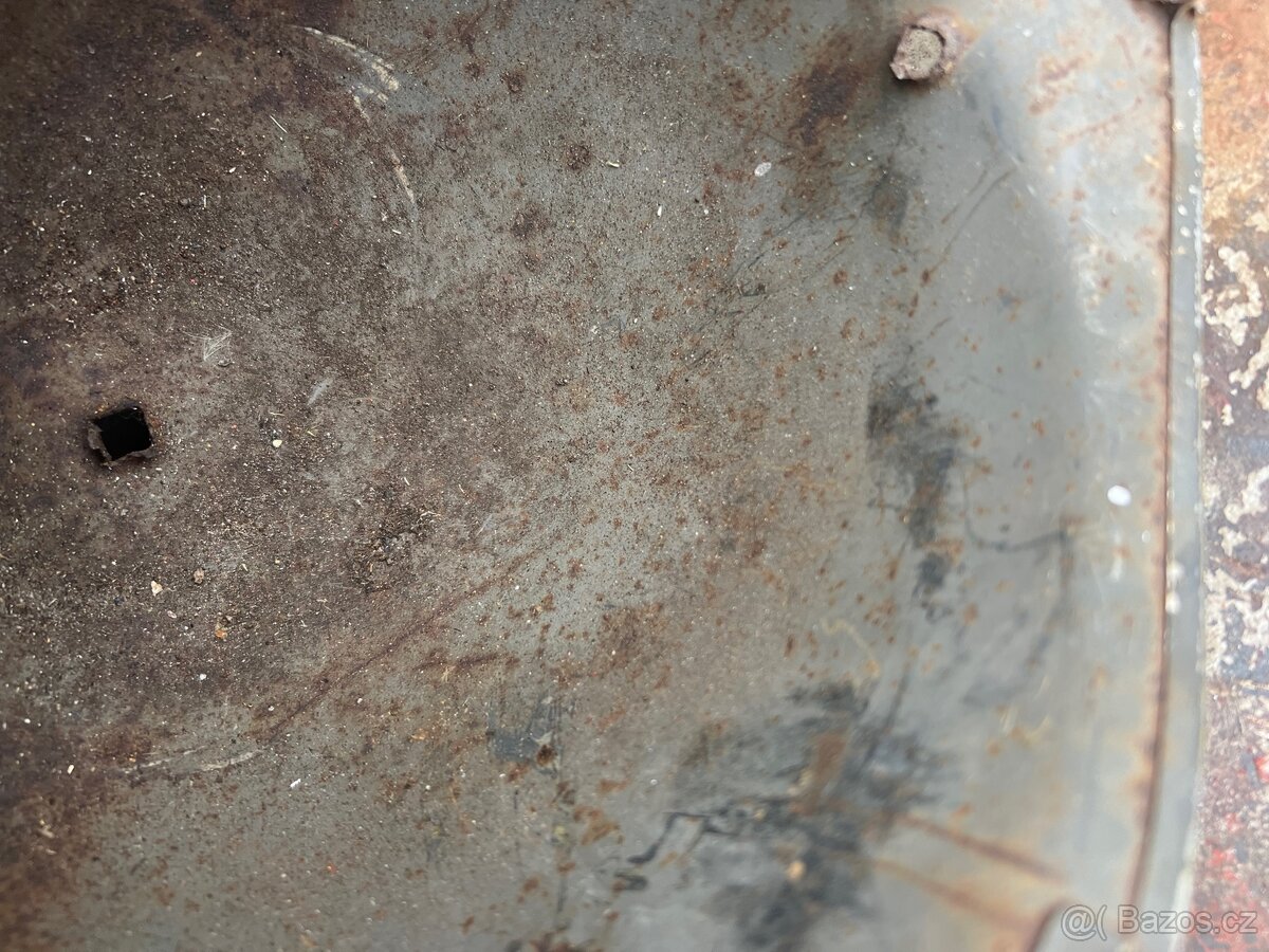 Vojenská helma . - 11