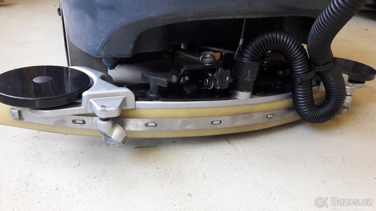 Podlahový mycí stroj Nilfisk BR 652 se sedící obsluhou - 11