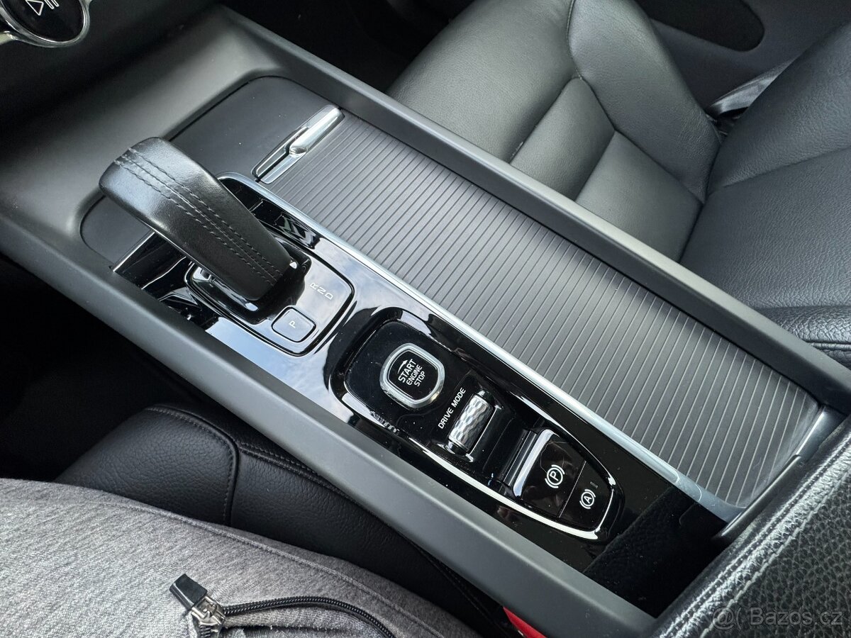 Volvo XC60 PLUG-IN HYB.4X4 2,0i 257KW DPH - 11