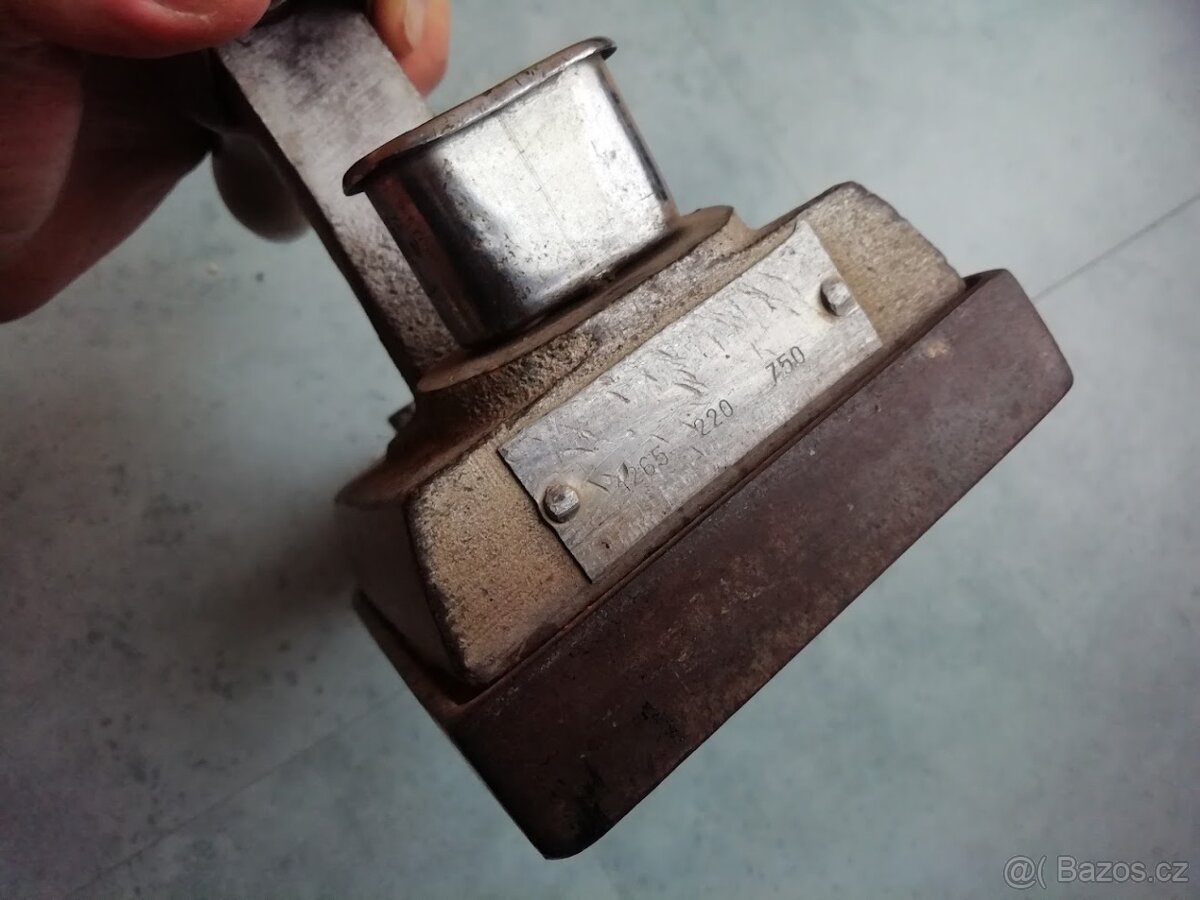 Stará krejčovská žehlička a smaltovaná mísa na zadělávání - 11