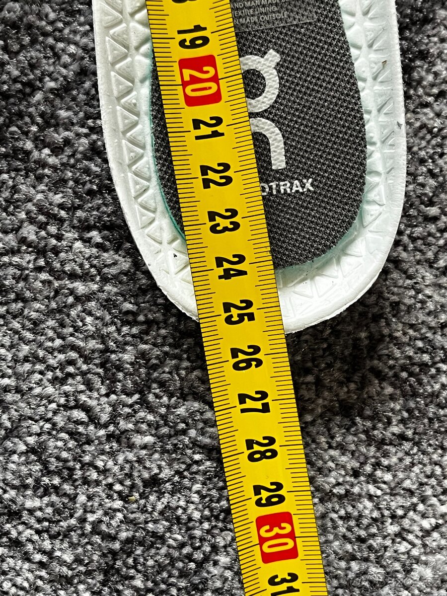 On Running, model Cloudtrax, velikost 38,5 - 11