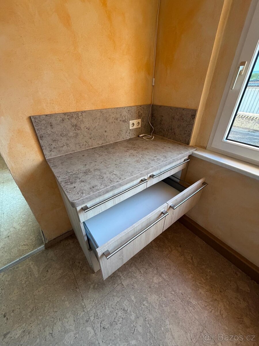 Moderní vestavěná masivní kuchyně včetně spotřebičů - 11