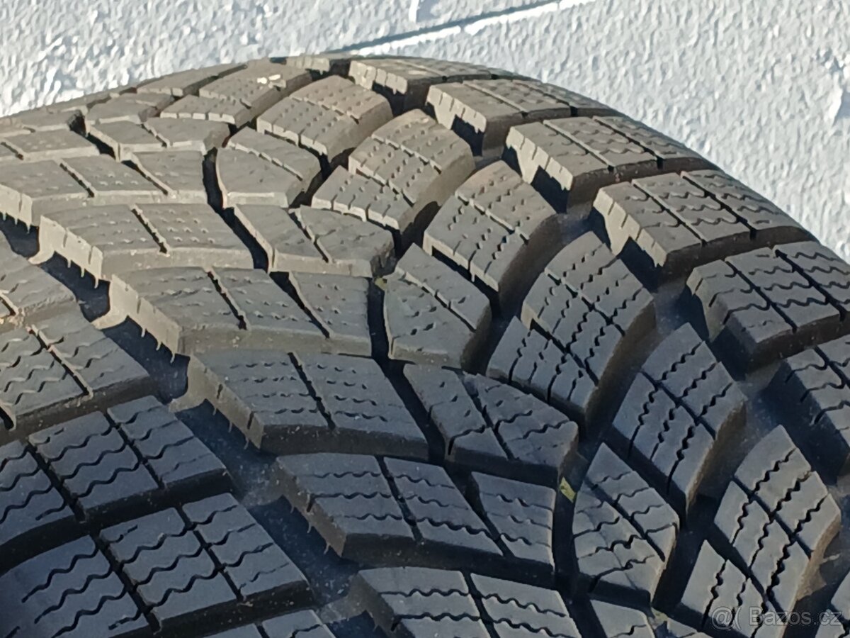 Zánovní zimní pneu Goodyear 215/55/18 super vzorek 8,5mm za - 11