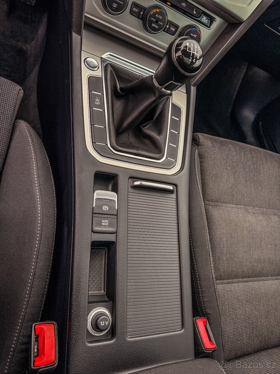 VW Passat B8 2.0 TDI, panorama, tažné, plná serviska - 11