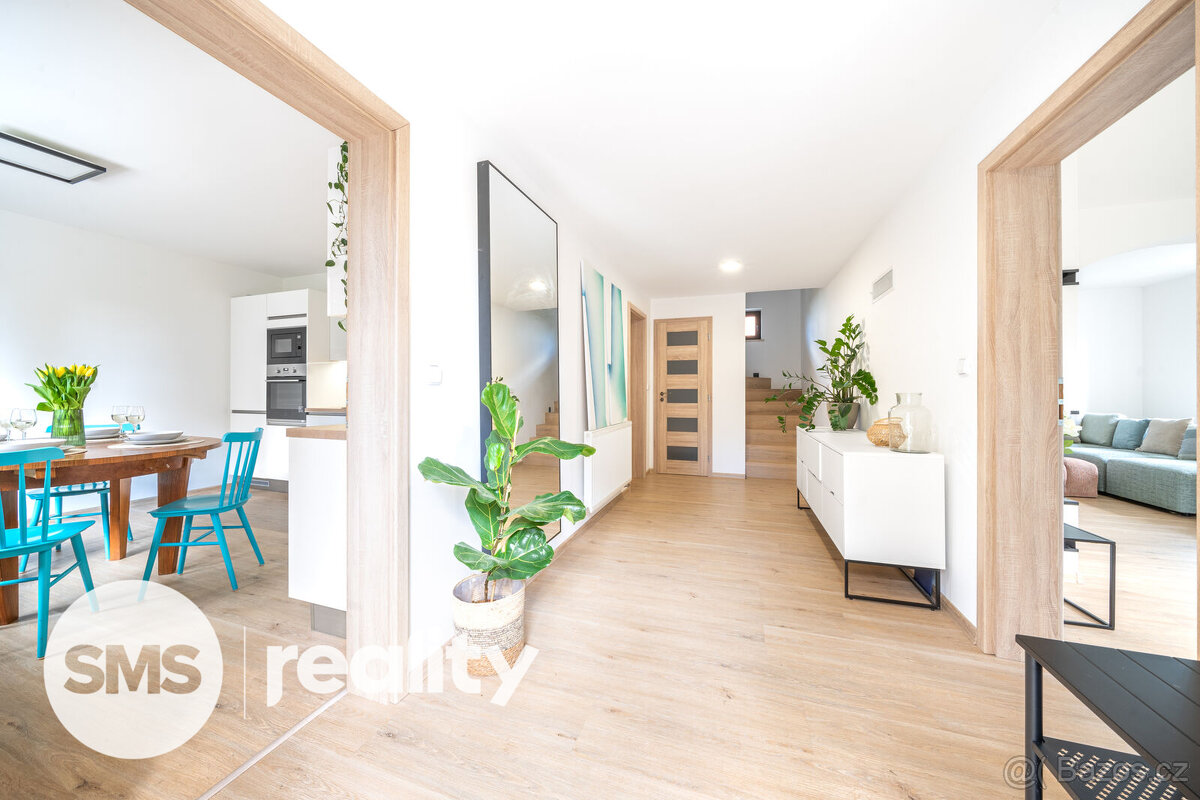 RD 4+1, 225 m2 (včetně garáže a terasy), pozemek 1061 - 11