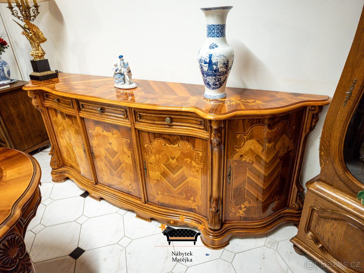 Luxusní barokní jídelní set – stůl + 6 židlí + velká vitrína - 11