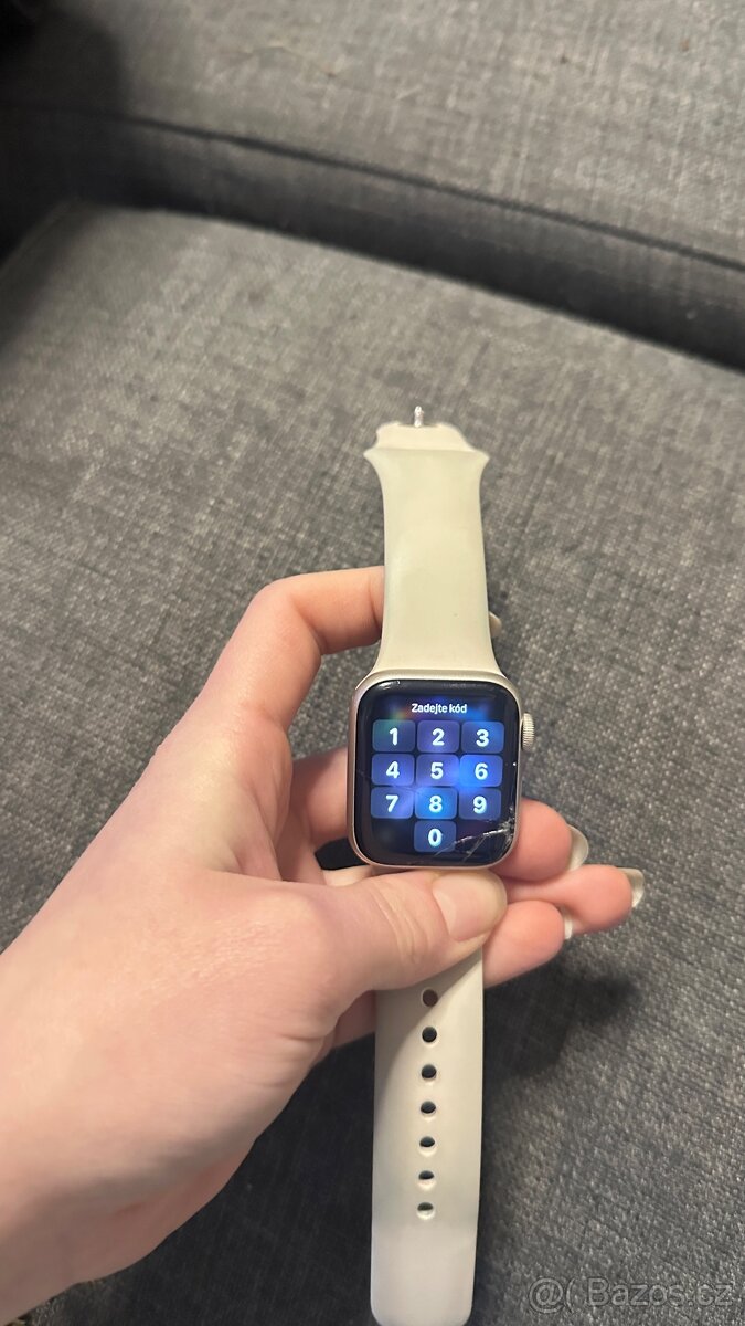 Apple Watch se 2022 gps druhá generace - 11