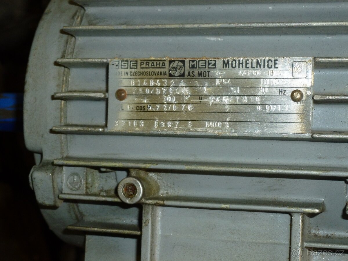 Malá litinová stojanová vrtačka tovární výroby - 11