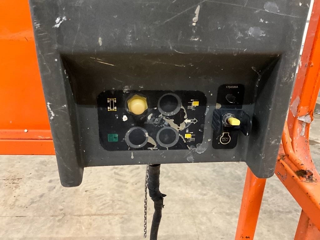 Nůžková terénní plošina JLG 3394 RT - 11