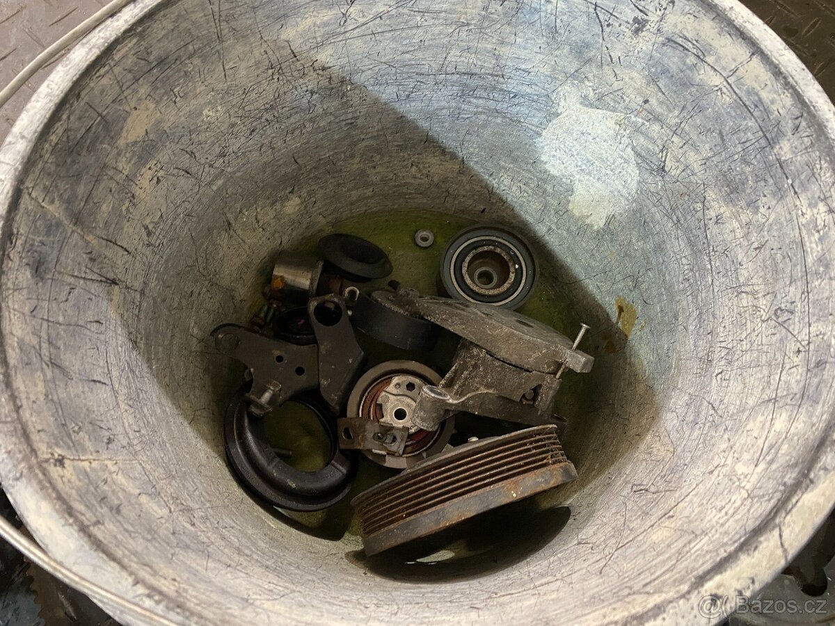 Motor BKD 2.0 TDI 103kW - blok, sání, EGR - 11