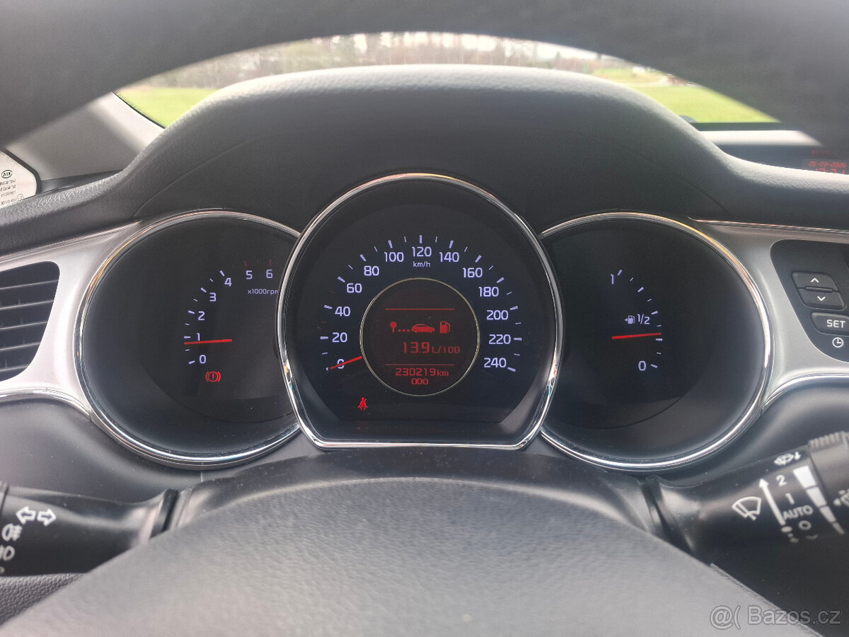 Kia Ceed 1.6CRDi 100kW,digi klima,tažné zařízení - 11