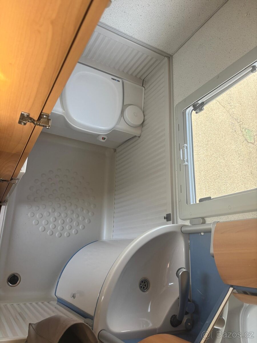 OBYTNÉ AUTO BURSTNER - ZIMNÍ VERZE AUTA , KRÁSNÝ STAV - 11