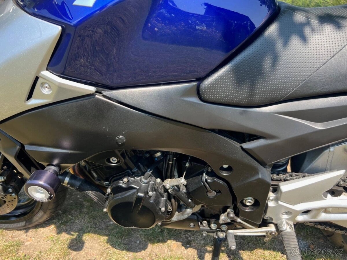 Suzuki GSR 600 - 11