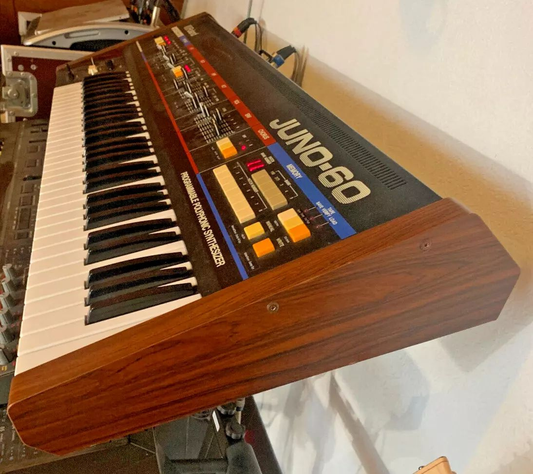 Analogový polyfonní syntezátor Roland Juno 60 s MIDI - 11