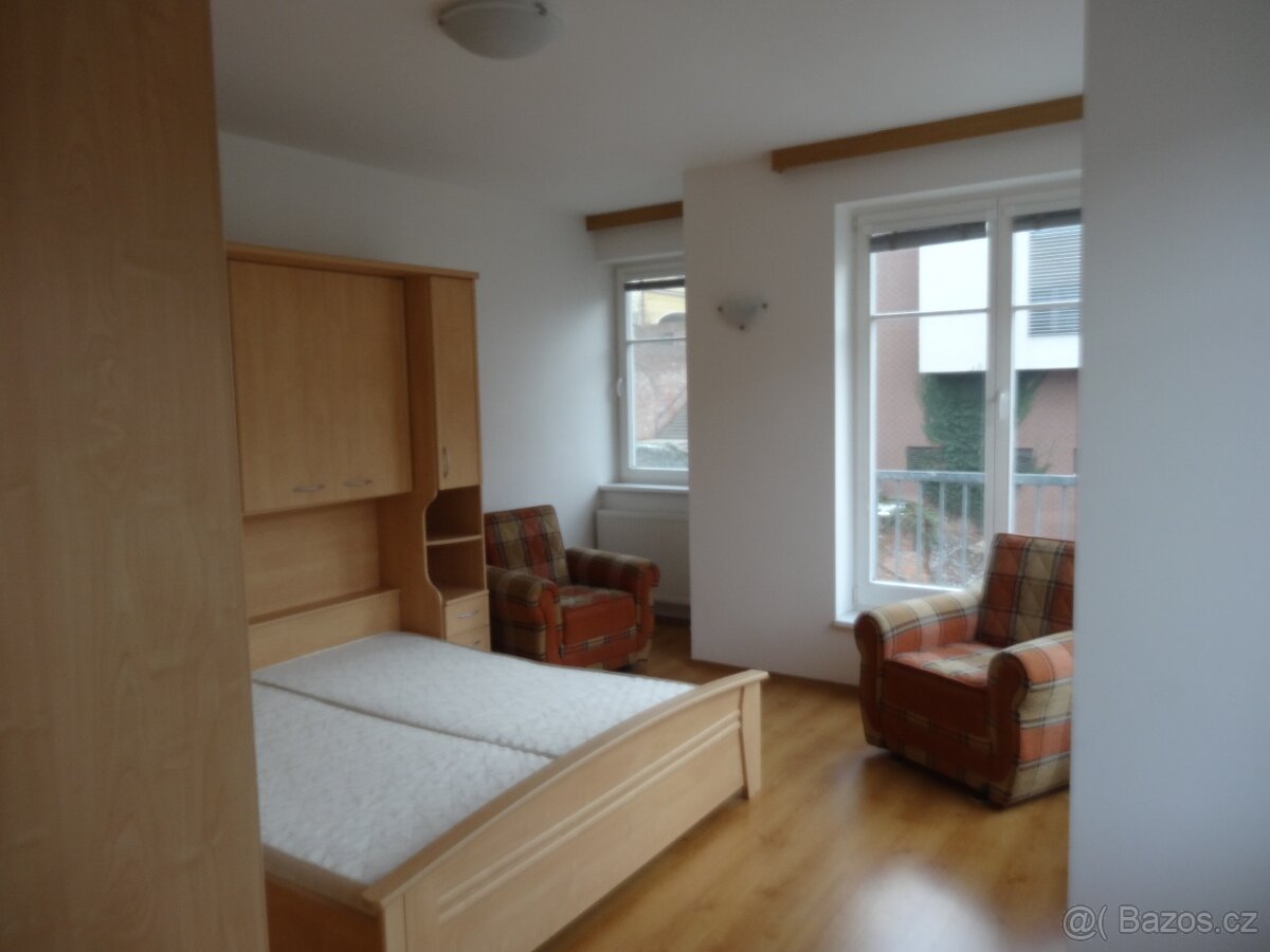 Pronájem bytu 2kk 67 m2 v historickém centru Hradce Králové - 11