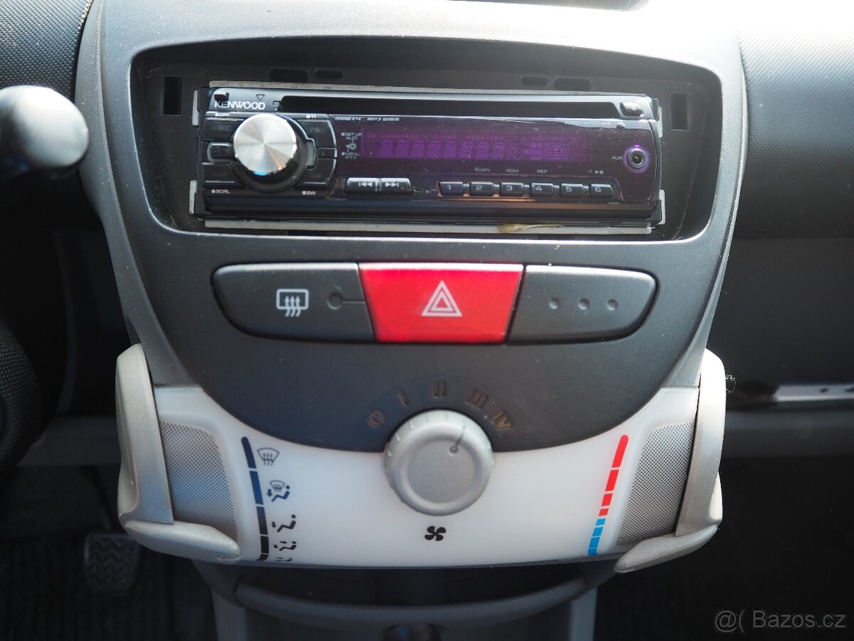 Peugeot 107 1.0 posilovač řízení - 11