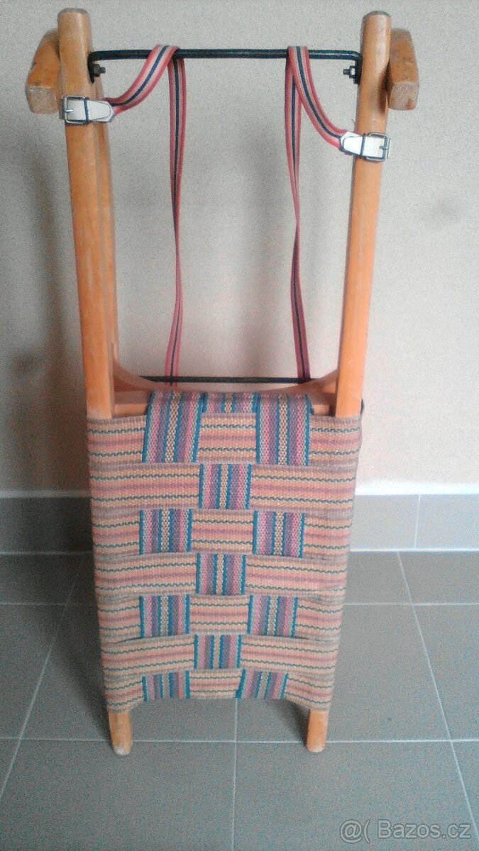 Retro - koberec,garnýž,zrcadlo,věšáky,poličky,žaluzie,sáňky - 11