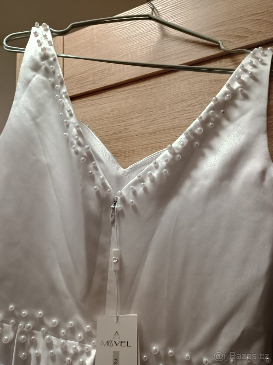 Krásné svatební šaty s perlami - 11