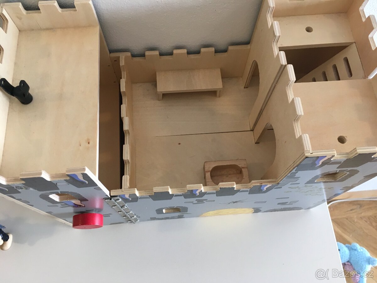 Dřevěný hrad s postavičkami - 11