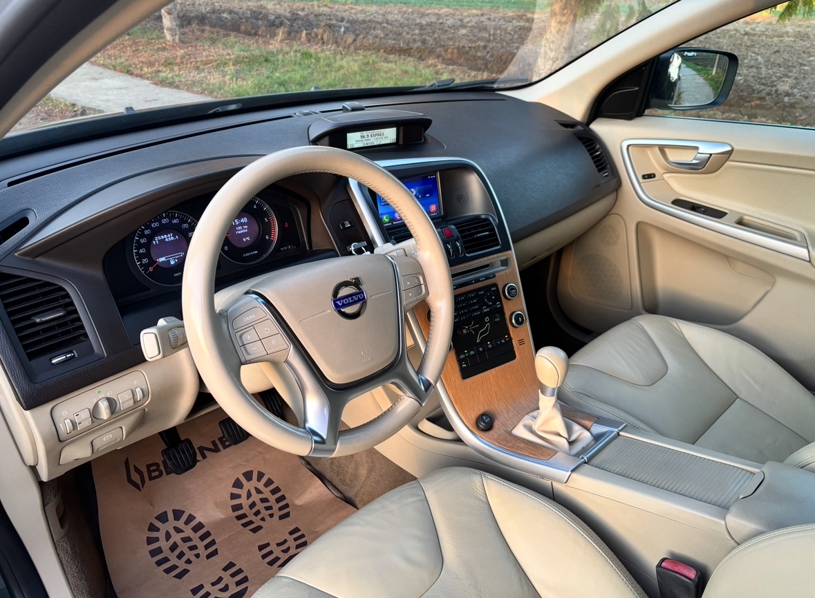 VOLVO XC60 2.4 D4 SUMMUM MANUÁL - 11