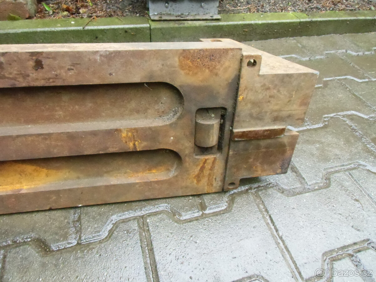 Naklápěcí upínací stůl s drážkami. - 11