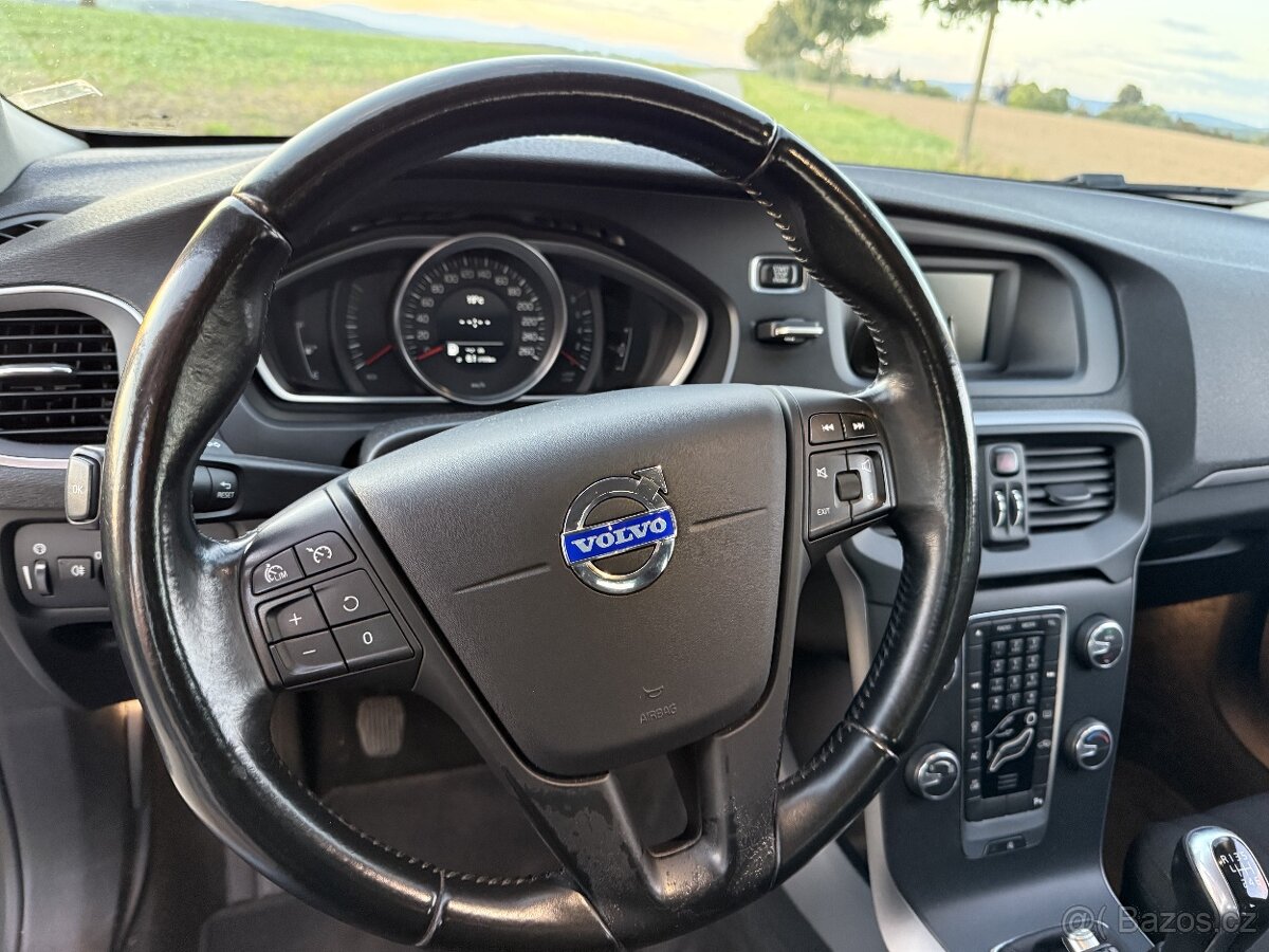 Volvo V40 T2 88kw 1.6 benzín manuál - 11