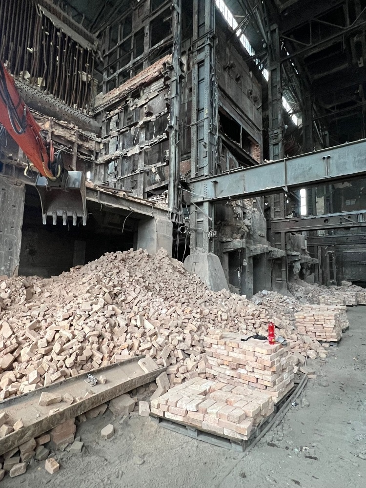 Šamotové cihly, krb, udírna 100 let staré - 11