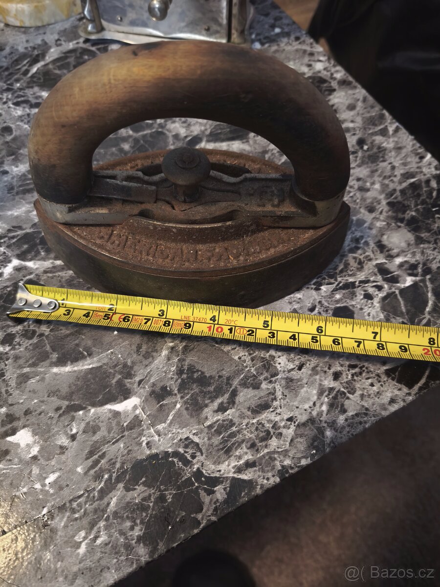 Starý kafe mlýnek,svícen, žehlička,nožík. - 11