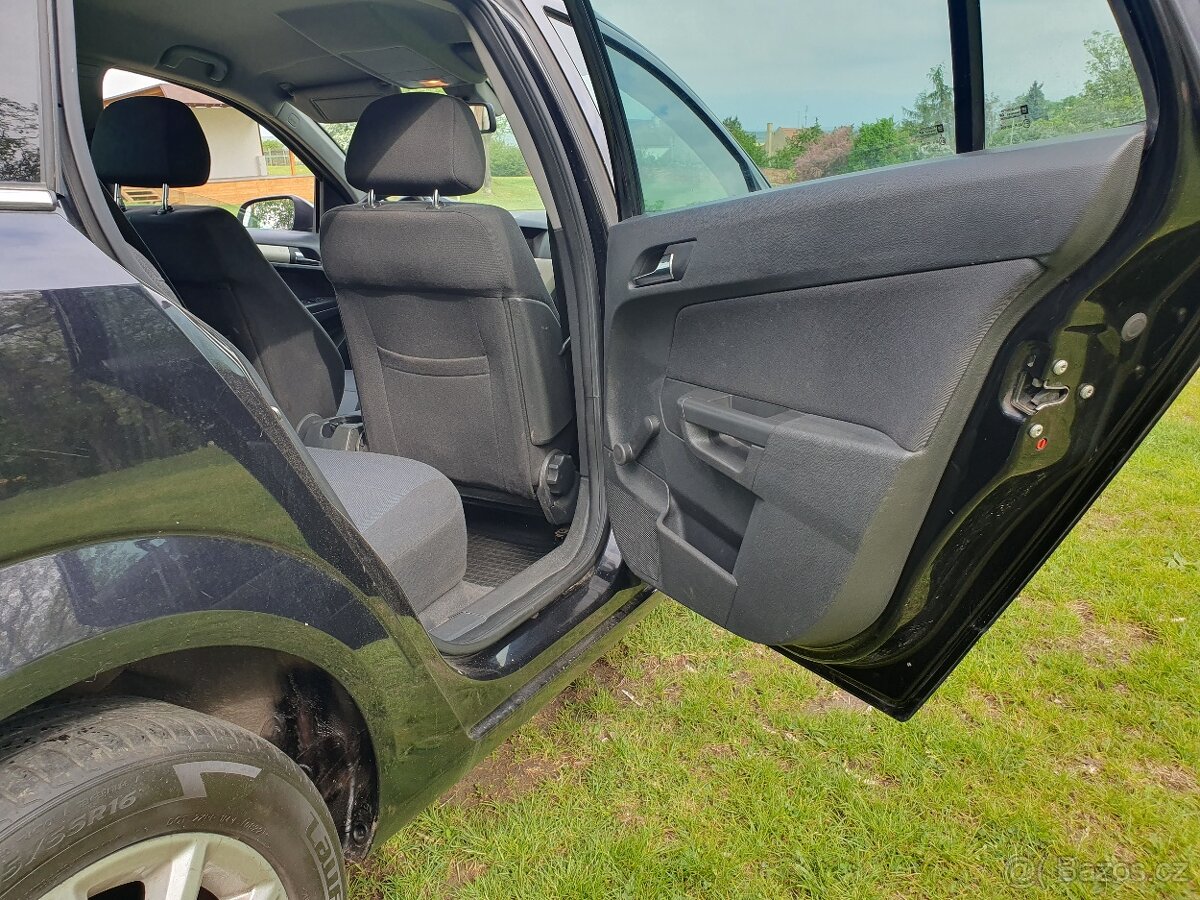 Opel Astra kombi 1.6i nová stk - 11