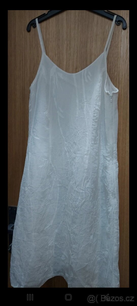Bílé šaty na úzká ramínka. Vhodné i jako večerní. - 11