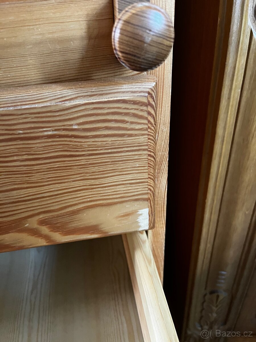 Dřevěná komoda - 11